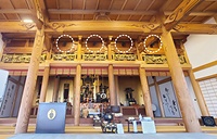 群馬・西福寺本堂で活用される平面波スピーカー「TELLER」(白丸点線内)