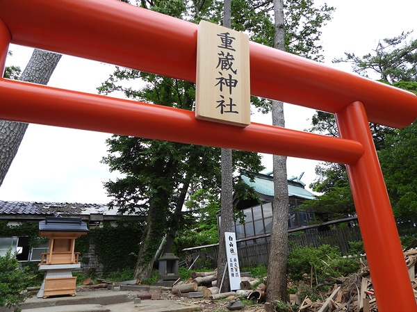 愛媛県の宮大工の池田氏が120日かけて造り、寄贈された石川県輪島市の重蔵神社の仮社殿