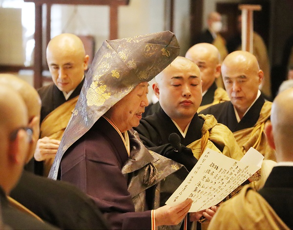 瑩山禅師を讃える香語を唱える石附貫首