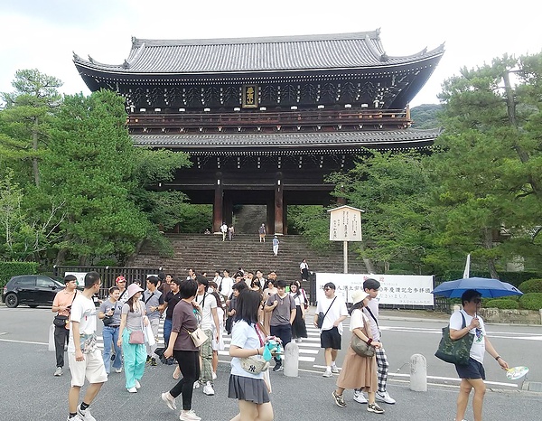 浄土宗総本山知恩院の前年度の参拝者数は大きく改善。今も三門前は観光客でにぎわう（22日）