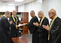 宗務庁を訪れ、川中総長に要望書を手渡す中村代表（右から3人目）をはじめとした一浄会の幹部