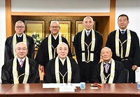 前列右から中川祐聖・総合研究院院長、川田宗務総長、吉田真澄総務部長、後列右から島本誠永教化センター長、小林政彦教化部長、川城孝道教務部長、藤原静海財務部長