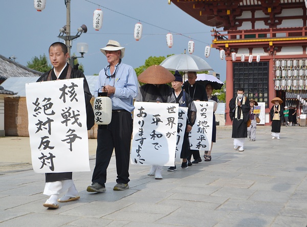 四天王寺を出発し、カトリック玉造教会に向かう参加者（前から2人目はジェイ氏、5人目はウエスター大司教）。