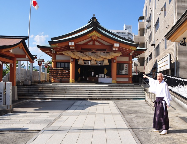 高架が本殿のすぐ後ろの上に、圧迫するように建築されると指さす森脇宮司