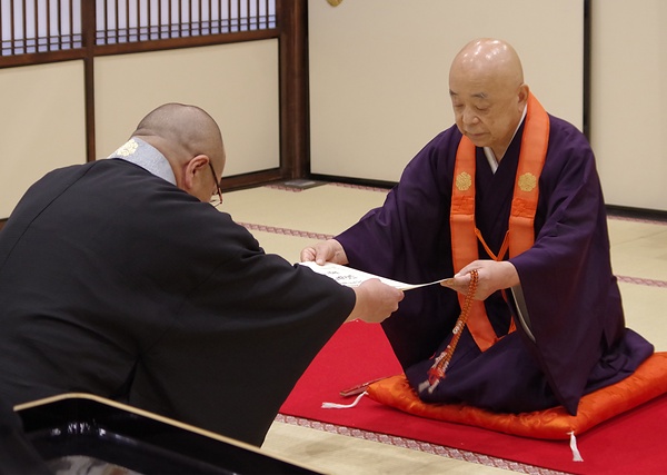 橋本管長㊨に辞令を上奏する吉村宗務総長