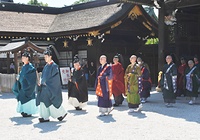 橘宮司ら北野天満宮の神職と延暦寺の僧侶が並んで本殿へ