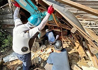 倒壊した曹洞宗金峯寺から大般若経を救出する災害支援隊の僧侶ら