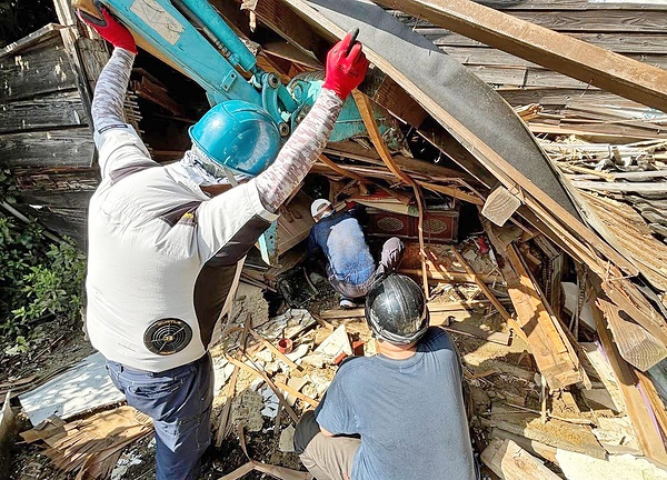 倒壊した曹洞宗金峯寺から大般若経を救出する災害支援隊の僧侶ら