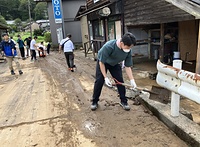 七尾市で泥のかき出しに取り組む支援隊（9月22日）＝新宗連提供