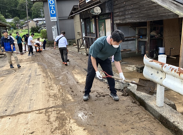 七尾市で泥のかき出しに取り組む支援隊（9月22日）＝新宗連提供