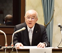 会見に臨む神社本庁の田中恆清総長（3日夕）