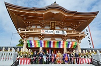 テープカットに臨む岸田貫首（中央）、三神宗務総長（右から3人目）、金剛主監（左から4人目）ら