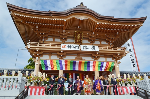 テープカットに臨む岸田貫首（中央）、三神宗務総長（右から3人目）、金剛主監（左から4人目）ら