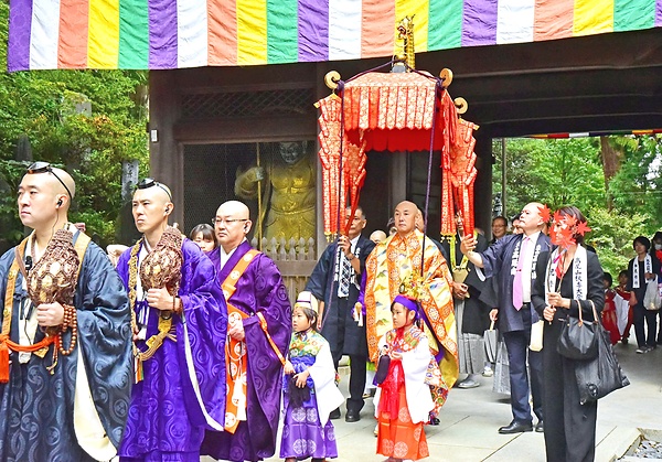 山麓から約2時間半練って薬王院に到着した佐藤貫首