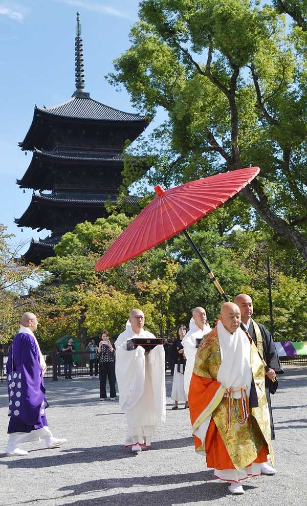 五重塔を背に歩む橋本長者