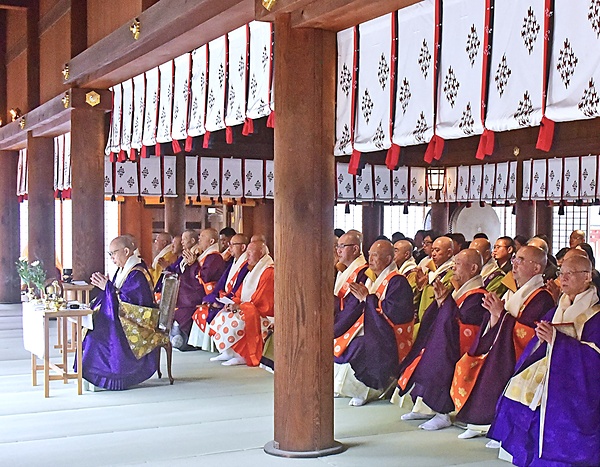 靖国神社の拝殿で谷内貫主を導師に営まれた神前慰霊法要