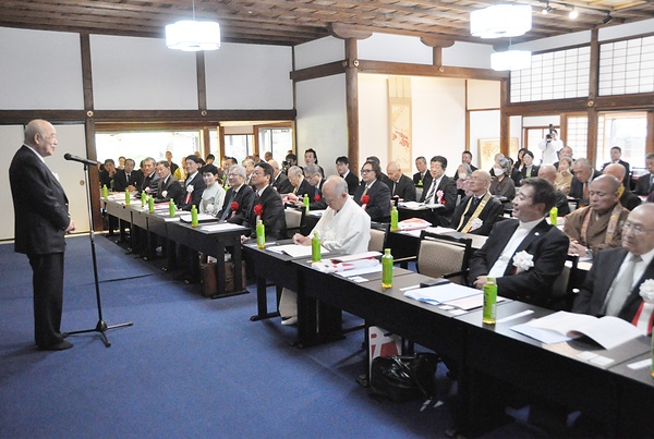 約140人の参加者に挨拶する田中実行委員長