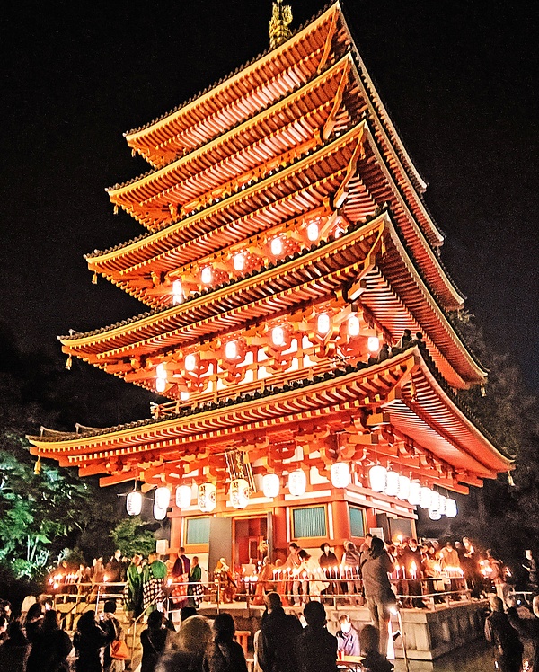 ともしび幽玄に　高幡不動尊で萬燈会