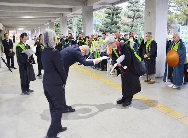 奈良県庁にも訪問し、中嶋議長（中央右）が県の担当者にアピール文を手渡した