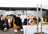 祭壇前で回向文を読み上げる高野山真言宗青年教師会（高真青）の山本会長