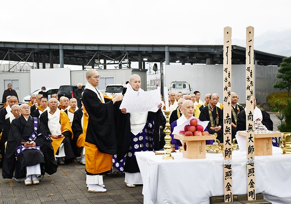 祭壇前で回向文を読み上げる高野山真言宗青年教師会（高真青）の山本会長