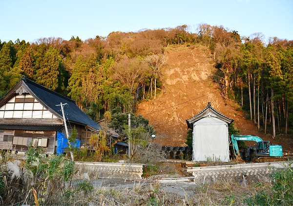 9月の豪雨で裏山が崩落した高田寺（輪島市町野町）