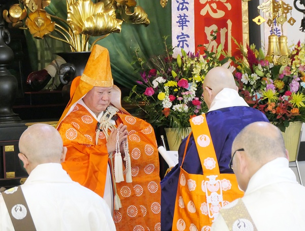 管長に推戴された久保木日將貫首。「一天四海皆帰妙法へ一心に唱題を」と諭達