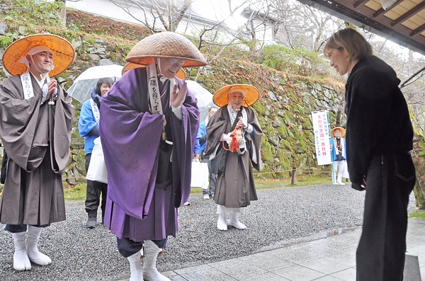 小雪が舞う中、托鉢寒行　無病息災を願う　三千院門跡