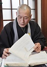 30年前の日記を広げ、当時の様子を語る原田氏