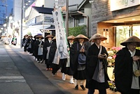 大映通り商店街で念仏行脚する参加者