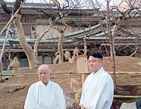 植樹された飛梅の苗木の前に立つ押見宮司㊨と橘宮司