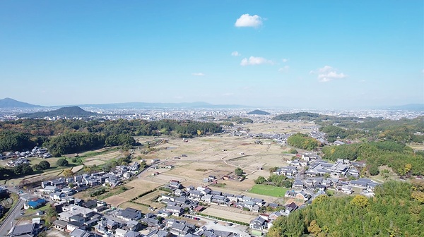 原寺跡、飛鳥宮跡、飛鳥寺跡、大官大寺跡などが並ぶ明日香村の展望。奥の耳成山の手前に藤原宮跡が位置する（世界遺産「飛鳥・藤原」登録推進協議会提供）