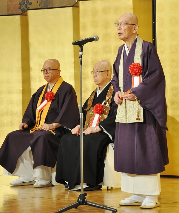 「一日も早い復興を」と挨拶する伊藤会長