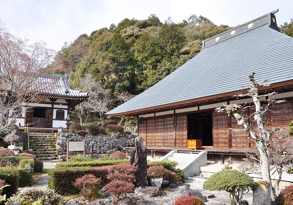 整備費を募っている開山堂㊨。左は本堂