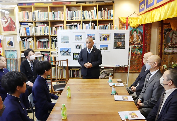 ダライ・ラマ法王日本代表部事務所のアリヤ代表の解説を聞く世田谷学園の生徒ら