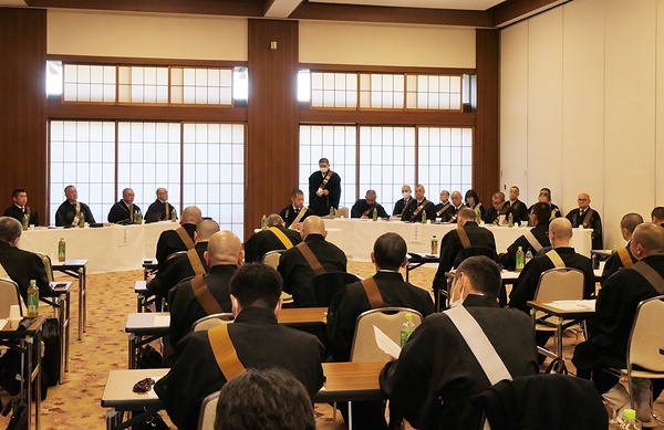 東京都内の僧侶が集まって開かれた宗政懇談会