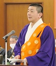 宗会議員を前に挨拶する田中恵紳宗務総長