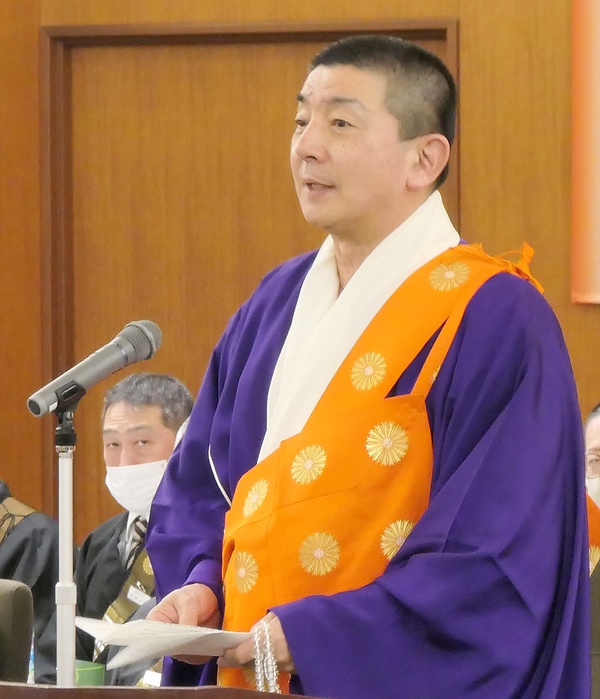 宗会議員を前に挨拶する田中恵紳宗務総長