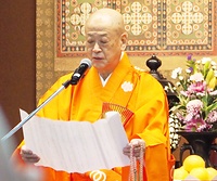 訓示を述べる川俣管長