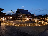 約3千の「竹あかり」が境内を幻想的に彩った(14日)