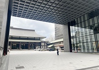 高裁判決では建物が存在しない1階から3階までに当たる参道空間として非課税としたが、最高裁は認めなかった(2023年6月撮影)