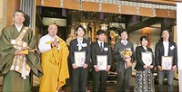 沢田氏(右から3人目)と各賞受賞者。今村氏は欠席で江上彰氏(左から2人目)が代理で出席。左端は松本理事長