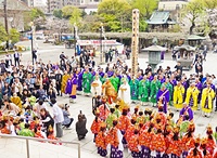 稚児の到着後、大本堂前で加持を施す濱野貫首