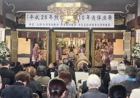 犠牲者に哀悼の誠を表す参列者ら