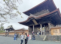 元の部材の72%を再利用して復旧した阿蘇神社の楼門(重要文化財)