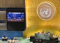 国連総会議場3階バルコニーのNGO発言席から意見表明する神谷氏=WCRP日本委員会提供