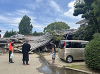 八代市の被災寺院を訪問する真宗大谷派災害救援本部長の轡田参務ら=同派提供