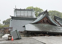 静かに雨が降り注ぐ、倒壊した八代宮の拝殿(4日)