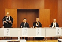 設立会議後の記者会見で開催の趣意を述べる細野事務総長㊧