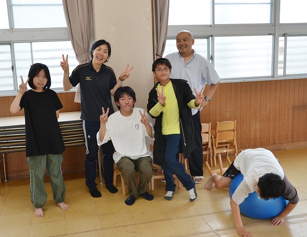 フリースクールの子どもらと触れ合う児玉副住職（右から2人目）